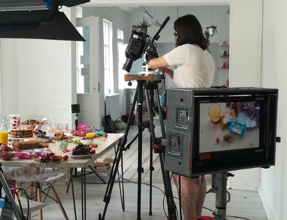 videographer filming cakes